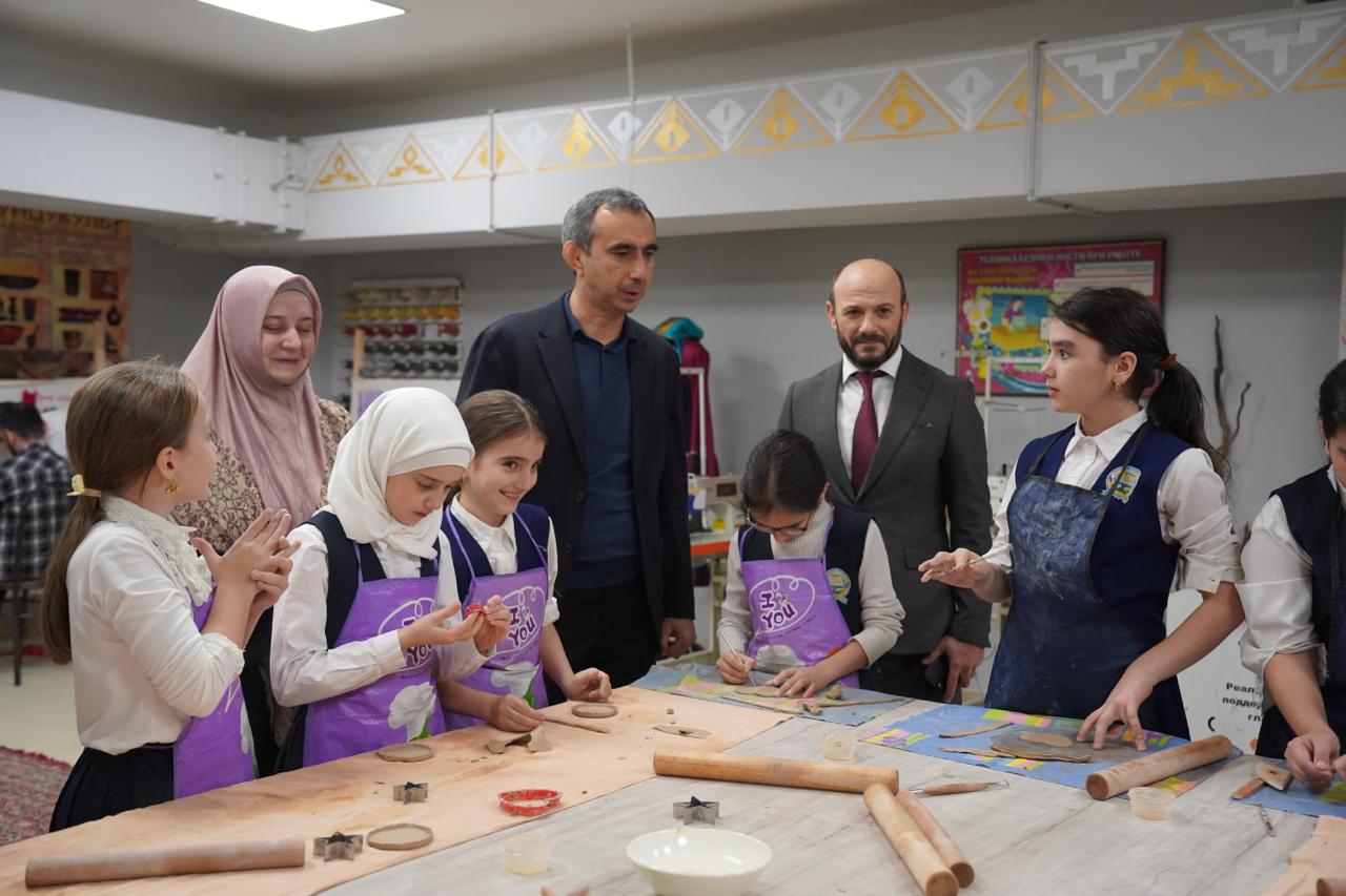 Заур Эминов посетил мастерскую для людей с ОВЗ